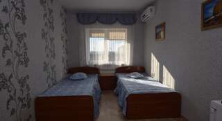Гостевой дом Апельсин Геленджик Двухместный номер с 2 отдельными кроватями и видом на море-1